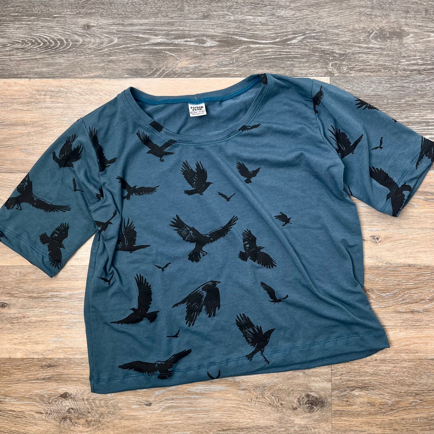 Boxy Crop Tee - Crows poison-pear
