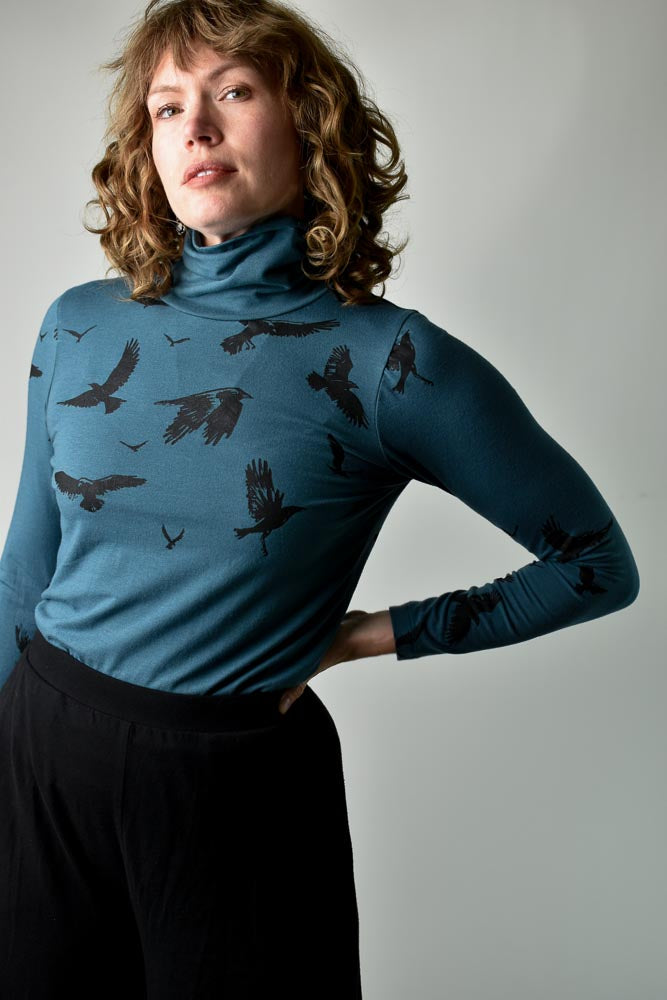 
                  
                    Crow Turtleneck poison-pear
                  
                