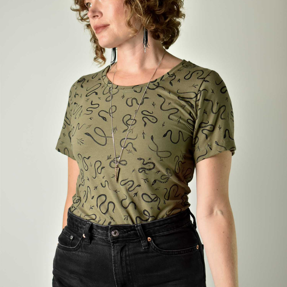 
                  
                    Fitted Short Sleeve - Olive Snakes poison-pear
                  
                