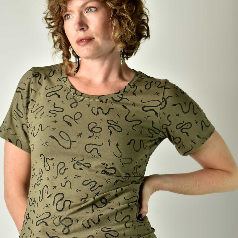 
                  
                    Fitted Short Sleeve - Olive Snakes poison-pear
                  
                