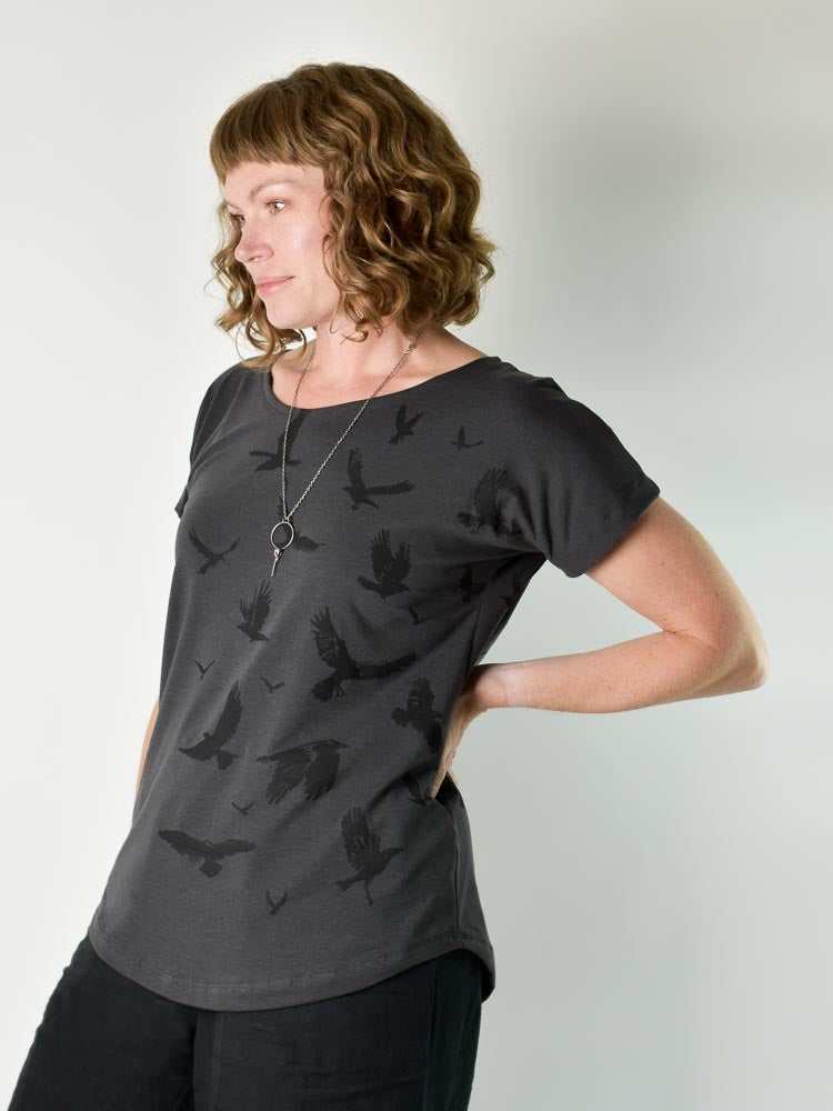 
                  
                    Simple Tee - Crows poison-pear
                  
                