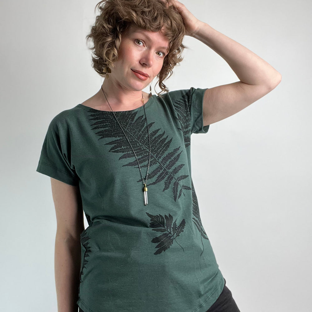 
                  
                    Simple Tee - Ferns poison-pear
                  
                