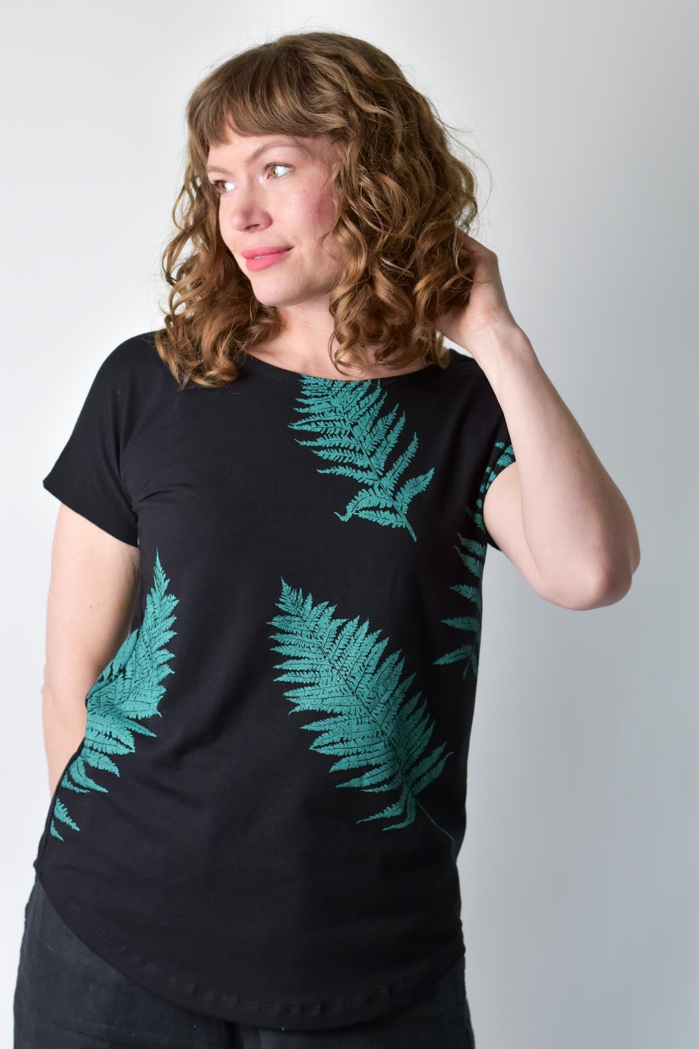 Simple Tee - Ferns on Black poison-pear